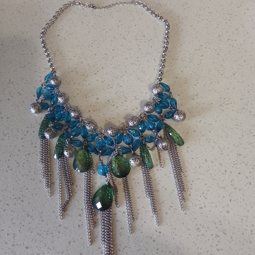 Stylish Necklace - Picture 2 of 4